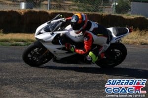 Superbike-Coach sportbike rider in body positioning class